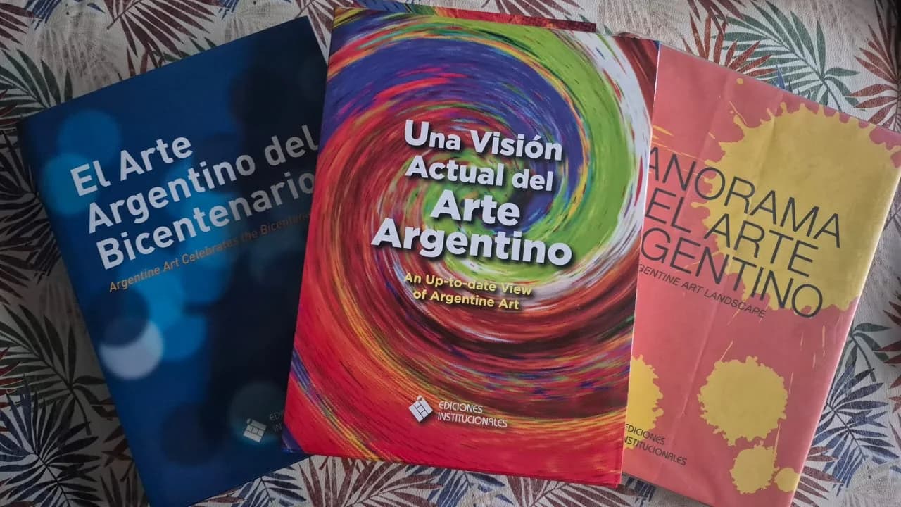 Los tres libros de Ediciones Institucionales que incluyen su obra, apoyados uno junto al otro.