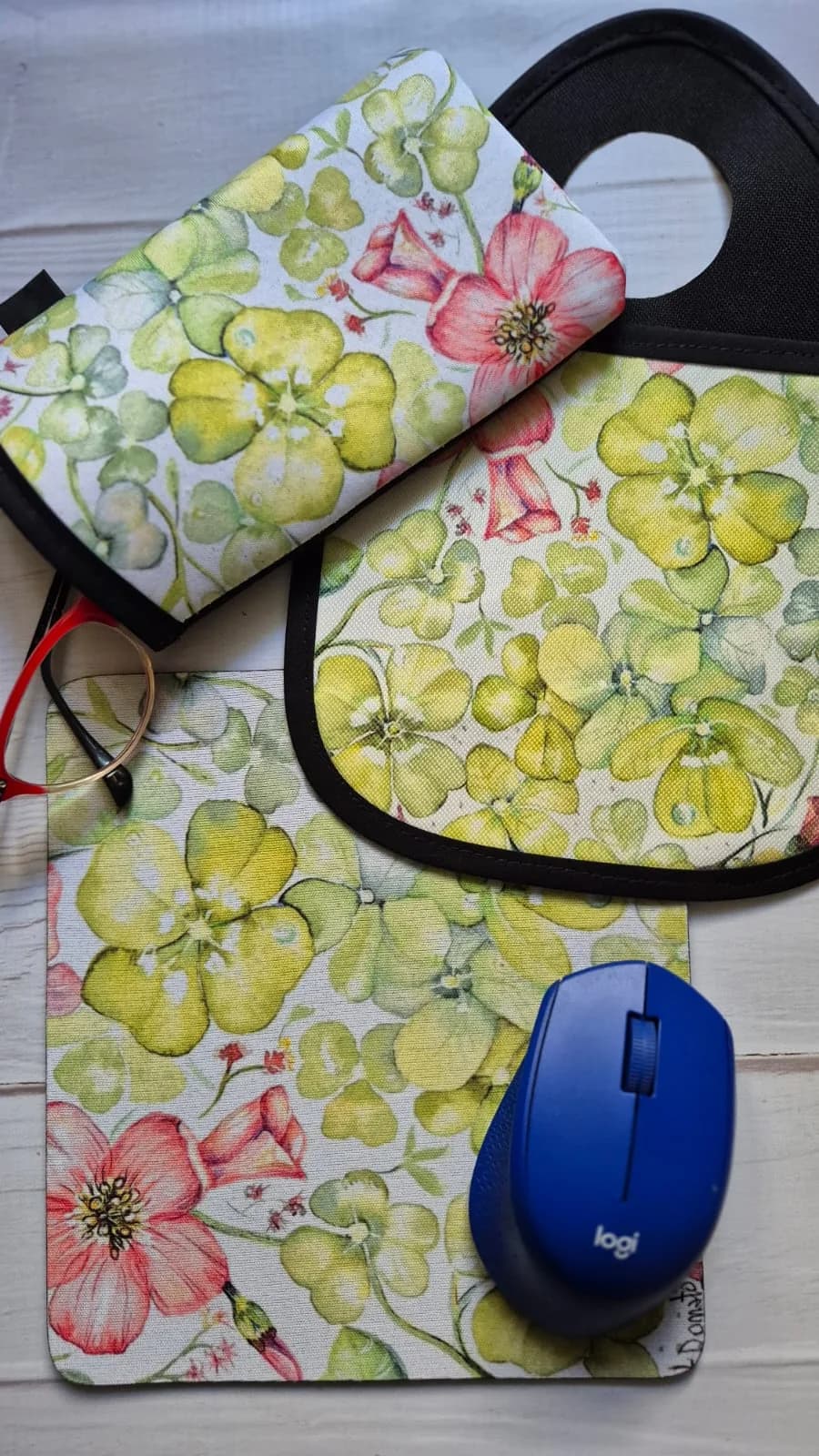 Estuche de anteojos, funda y pad de mouse con la acuarela de tréboles y flores rojas.